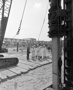 884255 Afbeelding van het slaan van de eerste paal voor 'vlek 4c' in de wijk Lunetten te Utrecht, door burgemeester ...